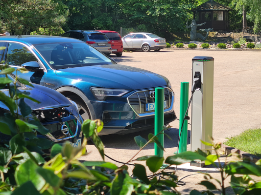 Eleport uzstāda pirmo elektroauto uzlādes staciju Jūrmalā