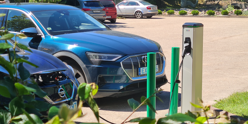 Eleport uzstāda pirmo elektroauto uzlādes staciju Jūrmalā