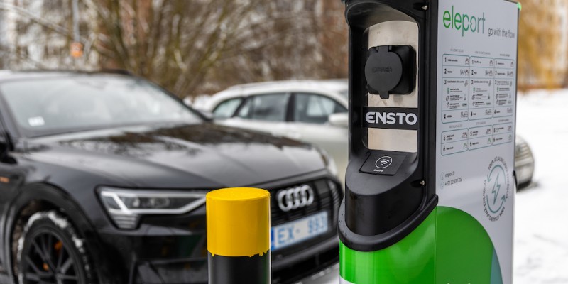 Eleport uzstāda pirmās elektroauto uzlādes stacijas Latvijā 