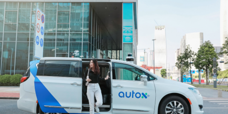 Ķīnas pilsētas Šeņdženas ielās izbrauc pilnībā autonomi taksometri