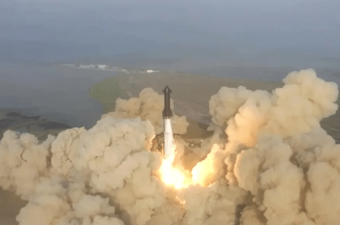 Pasaulē lielākajai un jaudīgākajai raķetei Starship izdodas pacelties, bet brīdi vēlāk tā uzsprāga 